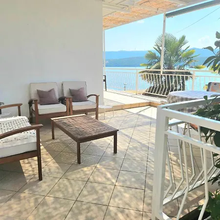 Feriehus Orange Tree Mediterranean Beachfront House