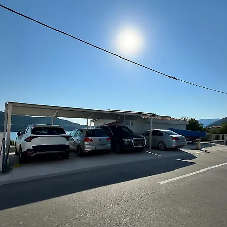 Orange Tree Mediterranean Beachfront House Сasa de vacaciones
